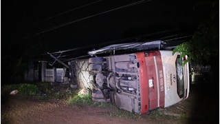 Xe khách mất lái tông gãy cột điện, nhiều hành khách bị thương