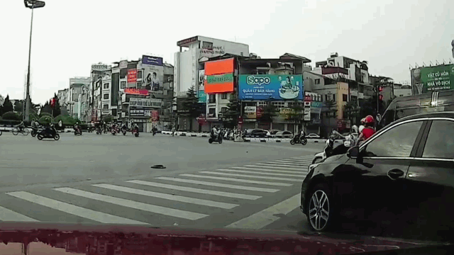 Tin tức tai nạn giao thông ngày 8/9: Nữ tài xế tông trúng 2 người đang dừng đèn đỏ  