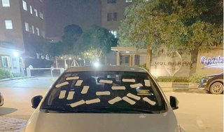 Đỗ ô tô thiếu ý thức, tài xế 'tái mặt' khi thấy vật thể lạ dán đầy trên xe