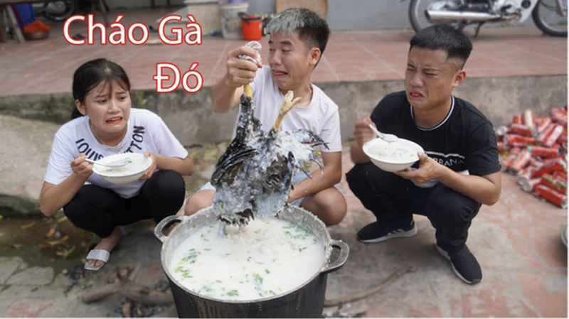 Bà Tân Vlog nói gì khi con trai đăng clip nấu cháo gà nguyên lông?