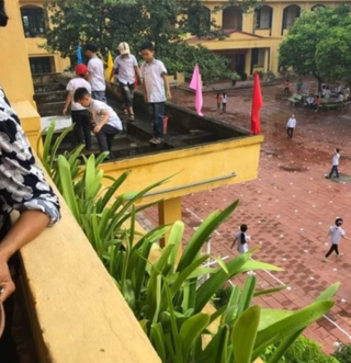 Dân mạng bức xúc khi giáo viên yêu cầu học sinh lớp 4 trèo ra ban công tầng 2 nhặt rác 