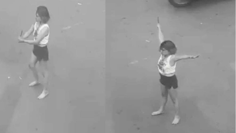 Cô gái cầm dao để phân luồng giao thông ở trung tâm Sài Gòn