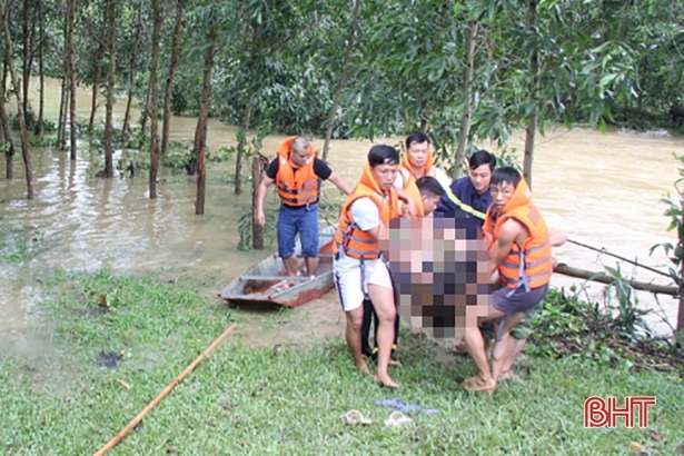 Hà Tĩnh: 3 thanh niên dắt xe máy qua cầu tràn, 1 người bị nước cuốn 