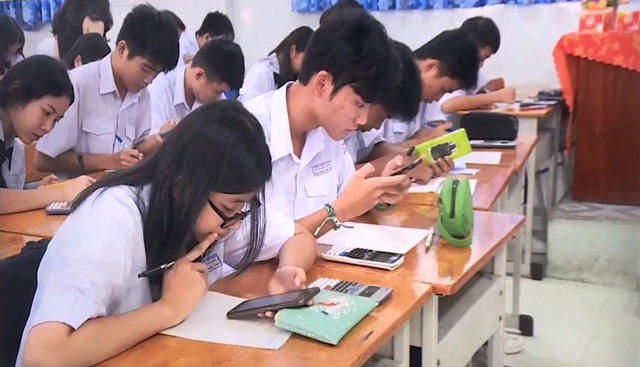 Việt Nam và các nước quy định sử dụng điện thoại trong giờ học ra sao?