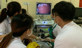 Nội soi gắp chiếc nhẫn từ trong bụng bé gái 4 tuổi