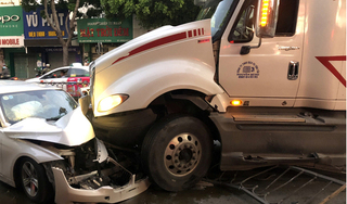 Container húc văng dải phân cách, tông nát đầu xe sang BMW trên phố Sài Gòn