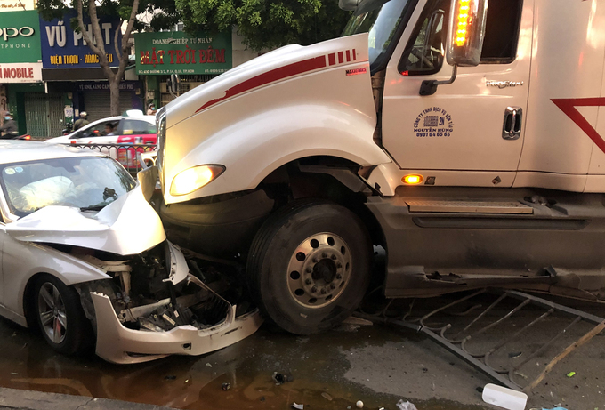 Container tông nát đầu xe ôtô BMW trên phố Sài Gòn