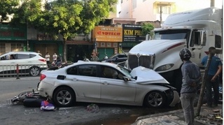Tin tức tai nạn giao thông ngày 22/9: Container gây tai nạn liên hoàn, nhiều người bị thương    