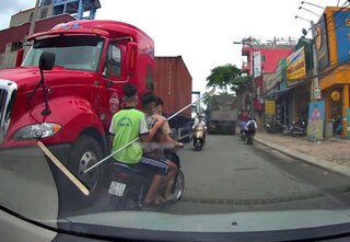 Danh tính nhóm thanh niên ngang nhiên cầm dao phóng lợn đi giữa phố Hà Nội