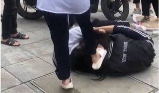 Nữ sinh Hà Nội giật tóc đánh nhau như 'phim chưởng' ngay trước cổng trường