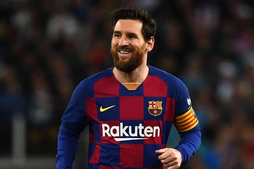 Dani Alves bênh Messi trong việc chê trách Barca