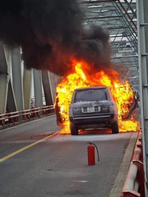 Xế hộp Range Rover bốc cháy ngùn ngụt trên cầu Chương Dương