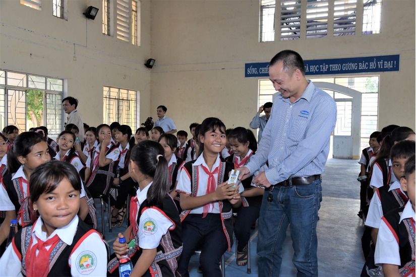 Quỹ sữa Vươn Cao Việt Nam và Vinamilk chung tay chăm sóc trẻ em khó khăn tỉnh Phú Yên