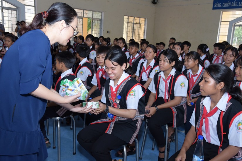 Quỹ sữa Vươn Cao Việt Nam và Vinamilk chung tay chăm sóc trẻ em khó khăn tỉnh Phú Yên