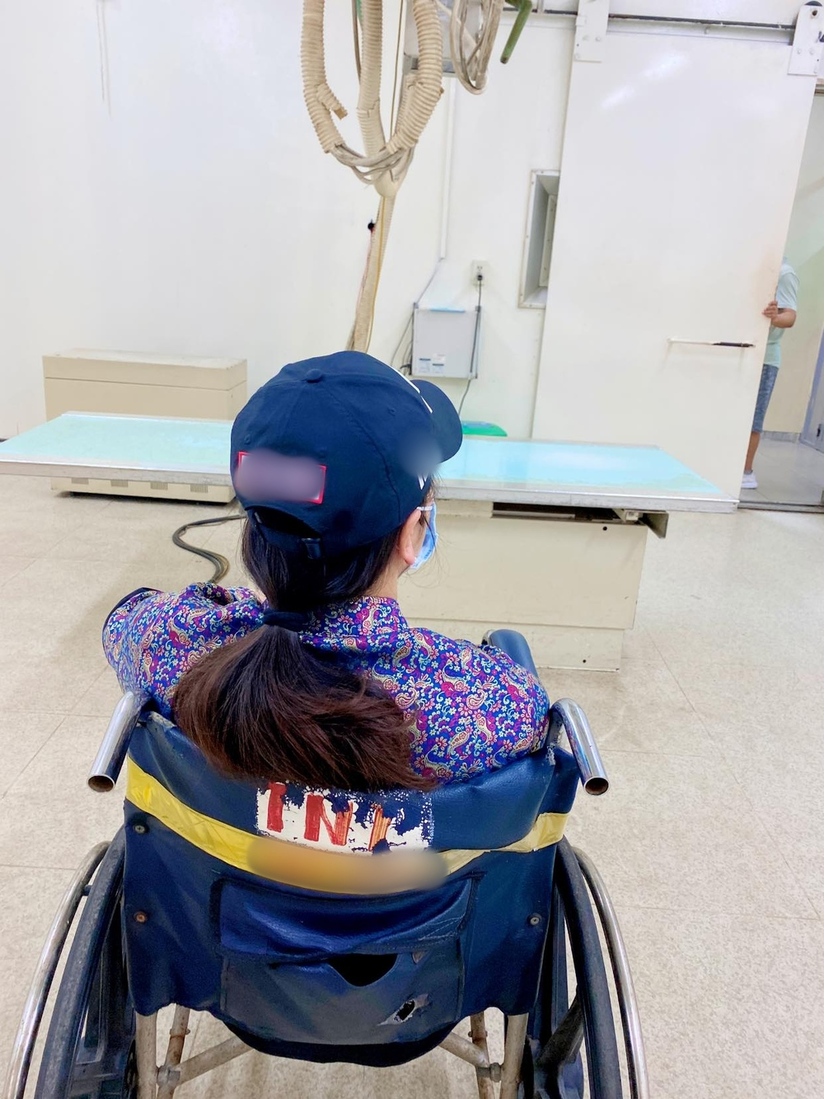Nhật Kim Anh bị ngã chấn thương phải ngồi xe lăn