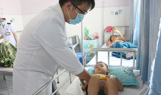 Bé trai 3 tuổi ngã vỡ lá lách khi được bố cho ngồi trước xe máy