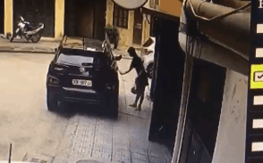 Người phụ nữ dùng vật nhọn cào xước ô tô đậu giữa phố không lý do