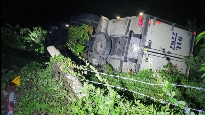 Tài xế bị xe tải của mình tụt dốc đè tử vong khi dừng đi vệ sinh