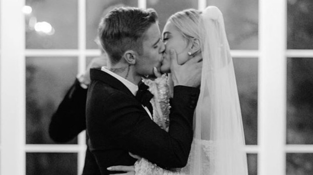 Justin Bieber tung ảnh tình bể bình với vợ kỷ niệm một năm ngày cưới
