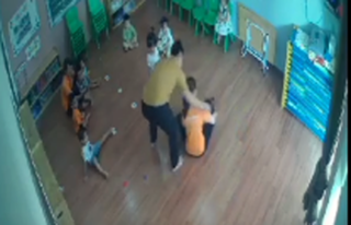 Người đàn ông xông vào lớp tát bé 2 tuổi vì tranh giành đồ chơi với con mình gây phẫn nộ