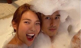 Mừng sinh nhật ông xã, Thúy Diễm tung ảnh 2 vợ chồng vui đùa trong bồn tắm