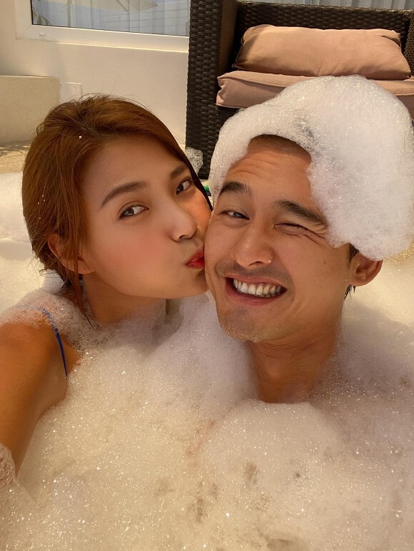 Mừng sinh nhật ông xã Lương Thế Thành, Thúy Diễm tung ảnh 2 vợ chồng vui đùa trong bồn tắm
