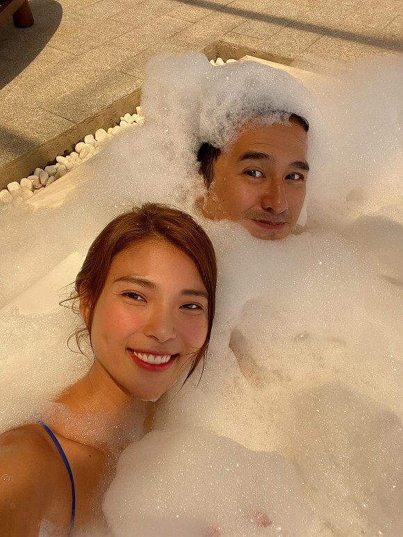 Mừng sinh nhật ông xã Lương Thế Thành, Thúy Diễm tung ảnh 2 vợ chồng vui đùa trong bồn tắm