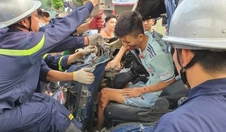 Hà Nội: Giải cứu tài xế xe tải kẹt cứng trong cabin bẹp dúm