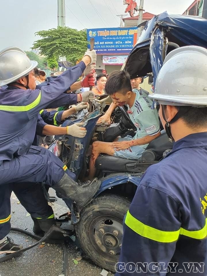 Hà Nội: Giải cứu thành công tài xế xe tải kẹt cứng trong cabin sau vụ tai nạn