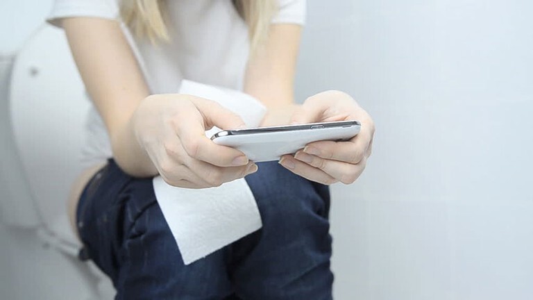 Nguy cơ mắc bệnh trĩ do thói quen dùng điện thoại khi đi vệ sinh