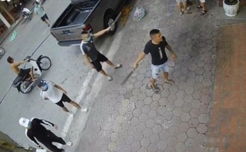 Hình ảnh nhóm côn đồ cầm hung khí đe dọa trước nhà dân được camera ghi lại