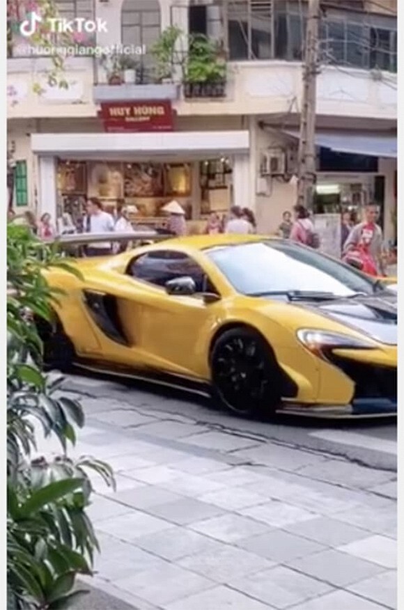 Hương Giang lái siêu xe vàng chóe, xuất hiện với thần thái ngôi sao giữa phố