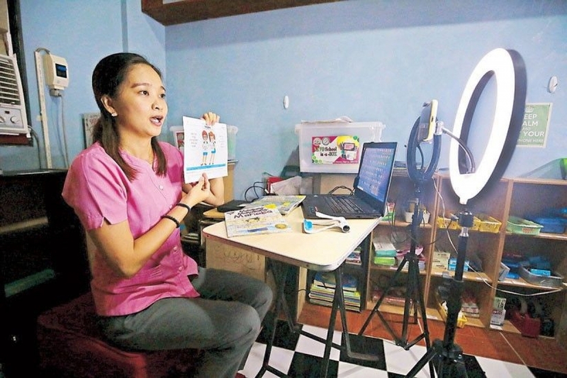 Học sinh Philippines bắt đầu năm học mới theo hình thức trực tuyến