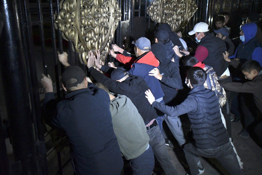 Tin tức thế giới 6/10: Người biểu tình lao vào tù thả tự do cho cựu tổng thống Kyrgyzstan. 1