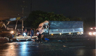 Xe giường nằm lật trên quốc lộ lật bị xe tải tông trúng, 20 người thương vong