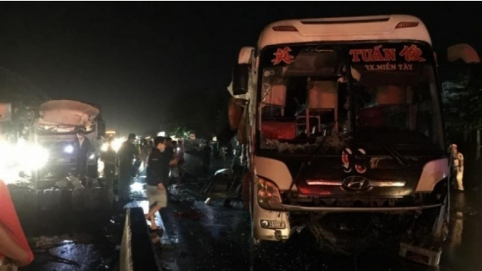 Hiện trường kinh hoàng vụ TNGT liên quan đến ô tô khách với xe tải ở tỉnh Tiền Giang khiến 20 người thương vong