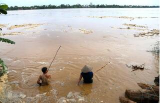 Người đàn ông bị nước cuốn trôi mất tích khi đi rà cá