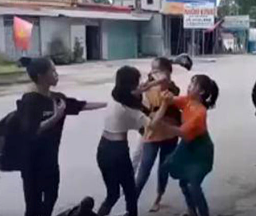 Nữ sinh lớp 9 Quảng Ninh bị đánh hội đồng trước cổng trường 