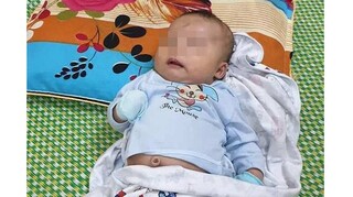 Thanh Hóa: Bé trai 2 tháng tuổi bị bỏ rơi trước cổng nhà văn hóa