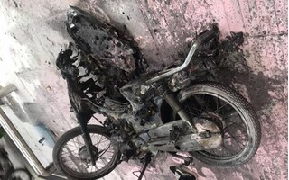 Châm lửa đốt xe máy vì thấy có người ngồi trong bình xăng