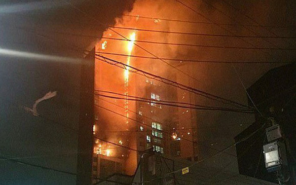 Tòa nhà 33 tầng ở Hàn Quốc cháy ngùn ngụt trong đêm