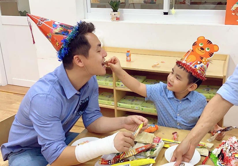 Đăng Khôi lộ cánh tay băng bó trong ngày tổ chức sinh nhật cho con trai