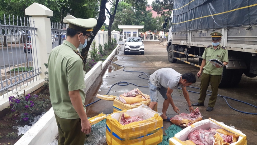Bắt quả tang 300kg thịt lợn bốc mùi đang được vận chuyển vào Đắk Lắk