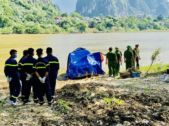 Xác định danh tính 3 người tử vong vụ xe ô tô 7 chỗ lao xuống sông Mã