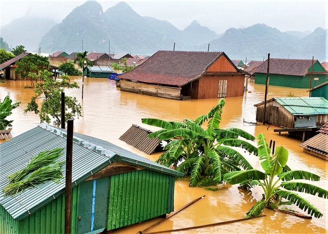 Mưa bão triền miên gây thiệt hại lớn, 3 tỉnh miền Trung xin cứu trợ