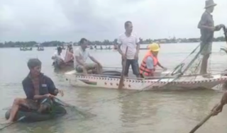 Ra bờ ruộng chơi, 2 học sinh ra ở Quảng Nam bị lũ cuốn tử vong