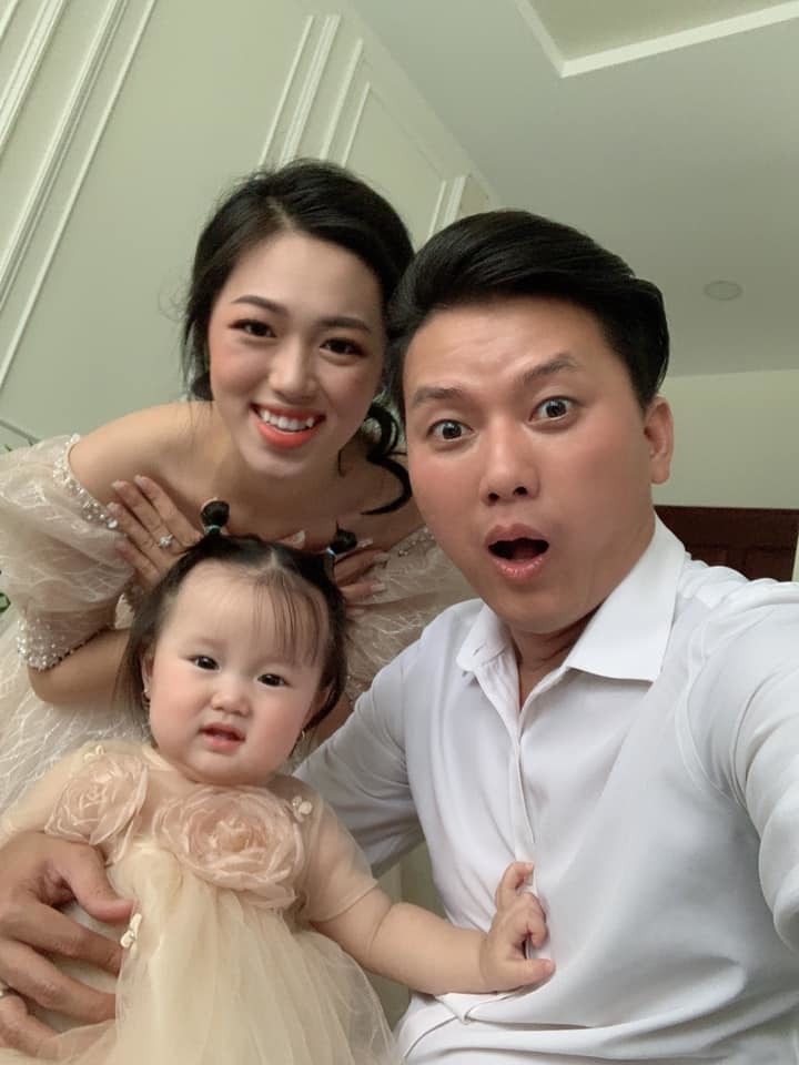 Quách Ngọc Tuyên cùng bà xã và con gái đi chụp ảnh cưới