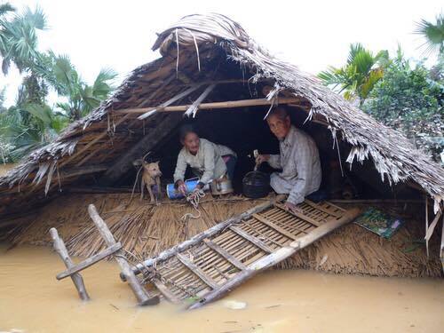 Xót xa hình ảnh người dân miền Trung oằn mình trong bão lũ