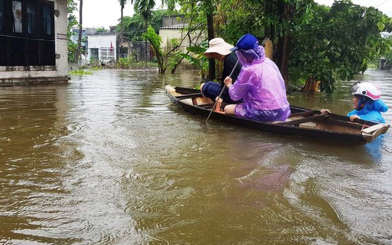 Xót xa hình ảnh người dân miền Trung oằn mình trong bão lũ2
