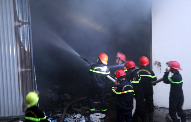 Gần 1.000 m2 nhà xưởng bị thiêu rụi sau đám cháy ở Nam Định
